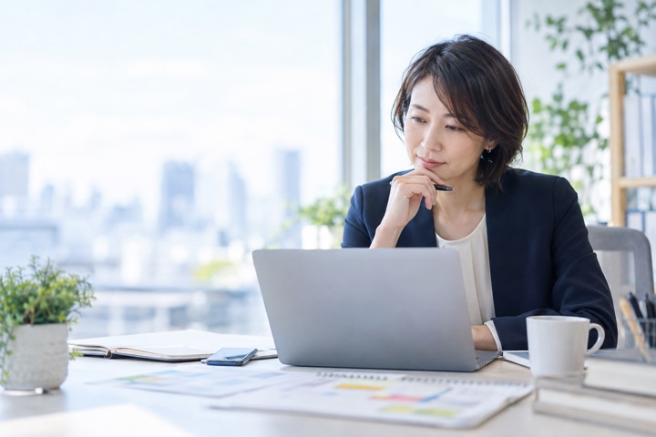 SNSの運用計画を確認する広報担当者